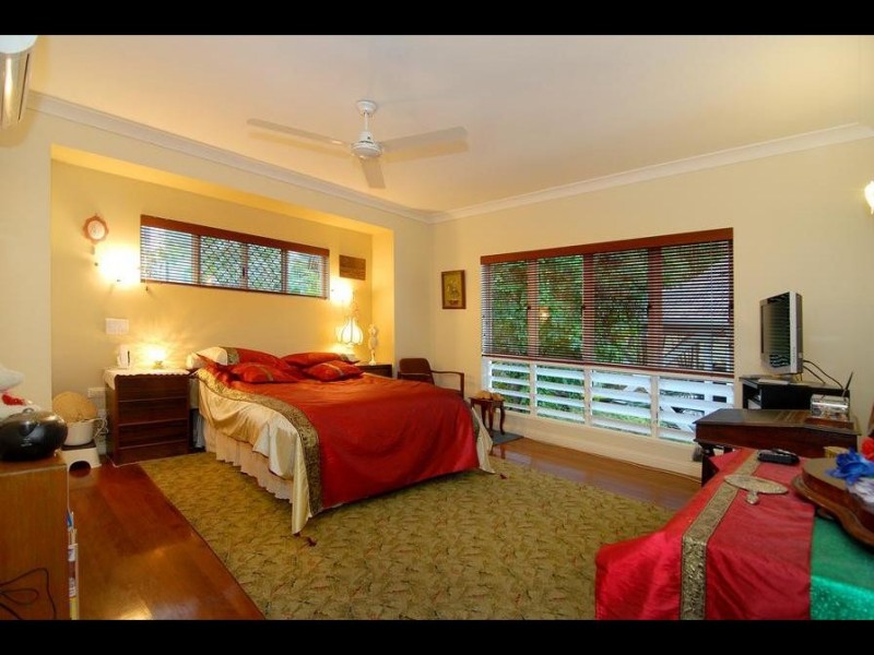 9 Cambanora Place, Mooroobool QLD 4870