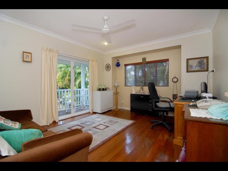 9 Cambanora Place, Mooroobool QLD 4870