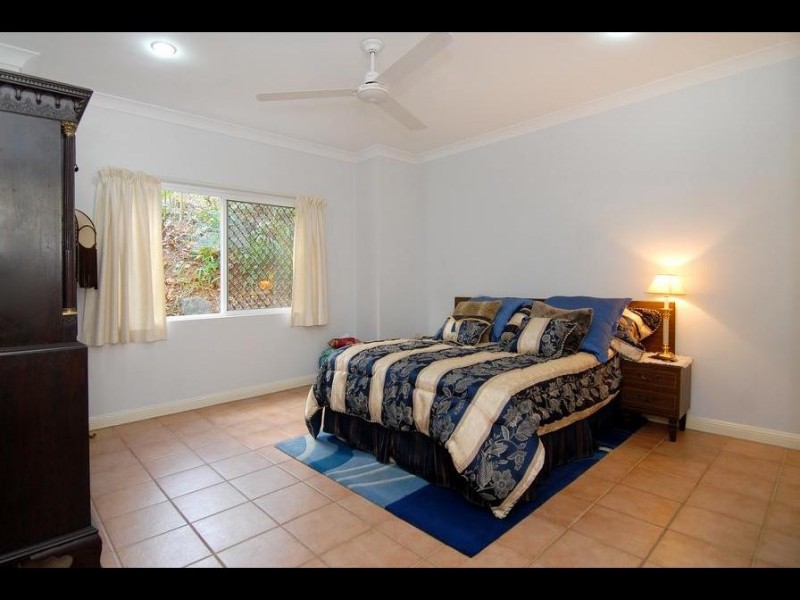 9 Cambanora Place, Mooroobool QLD 4870