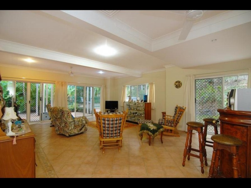 9 Cambanora Place, Mooroobool QLD 4870