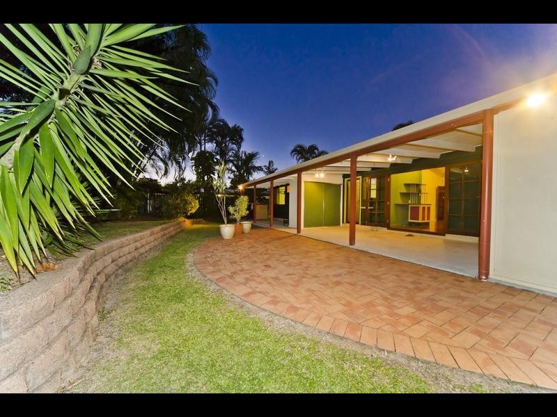 27 Pepperina Street, Mooroobool QLD 4870