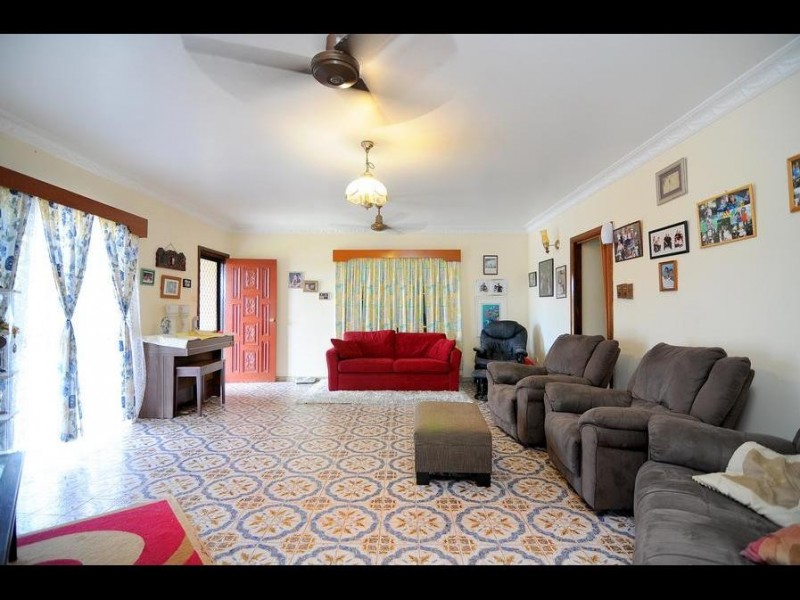 7 Carnation Drive, Mooroobool QLD 4870