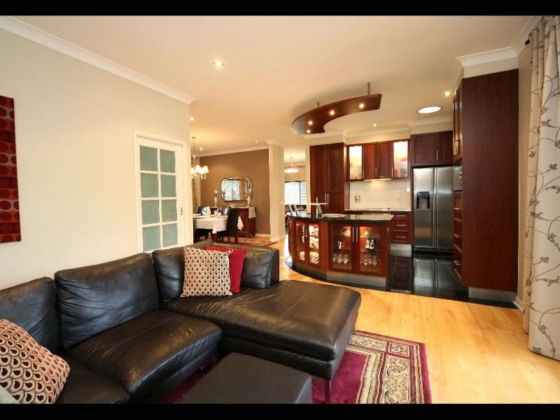 27 Southerden Drive, Mooroobool QLD 4870