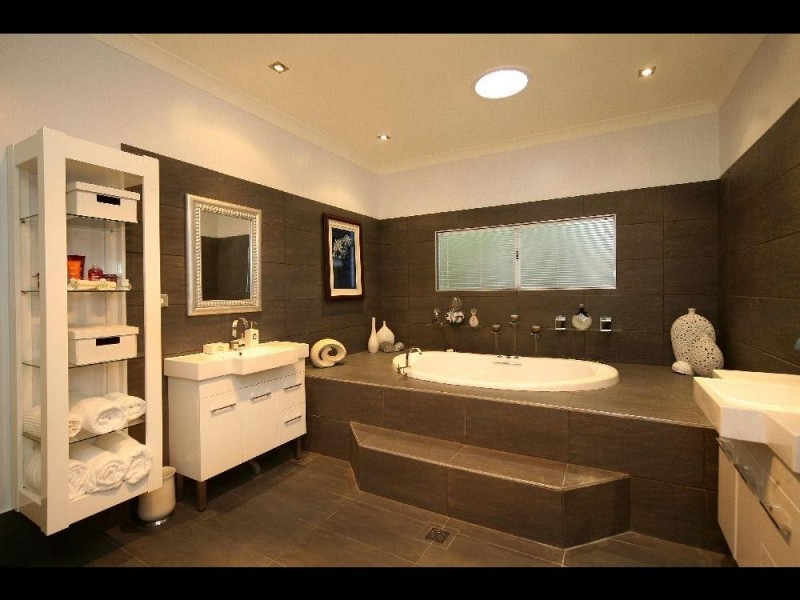 27 Southerden Drive, Mooroobool QLD 4870