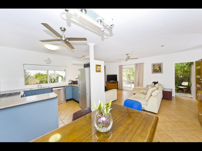 1 Hammond Court, Mooroobool QLD 4870