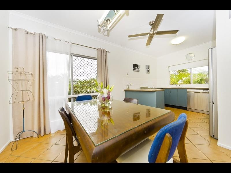 1 Hammond Court, Mooroobool QLD 4870