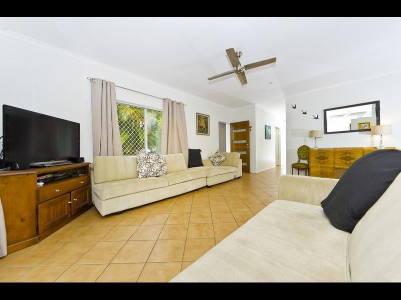 1 Hammond Court, Mooroobool QLD 4870