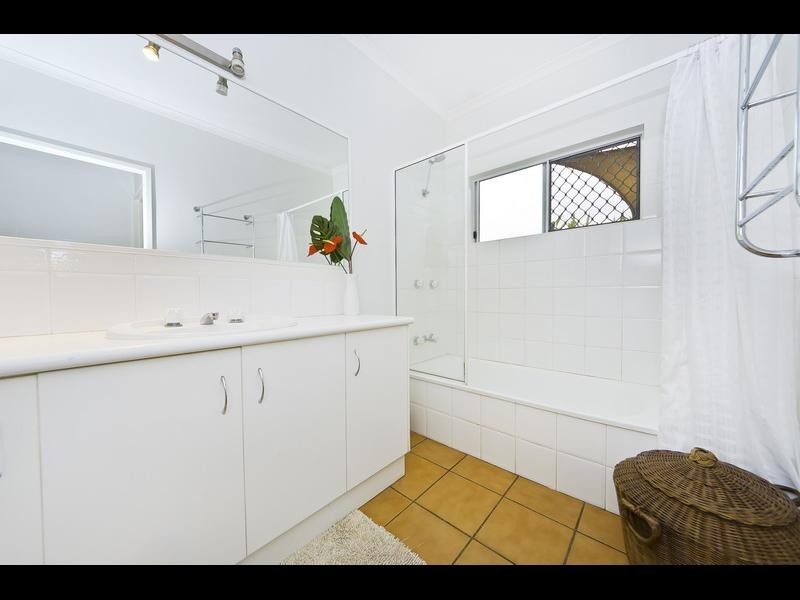 1 Hammond Court, Mooroobool QLD 4870