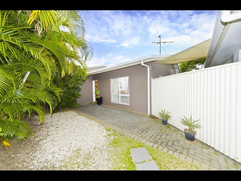 1 Hammond Court, Mooroobool QLD 4870