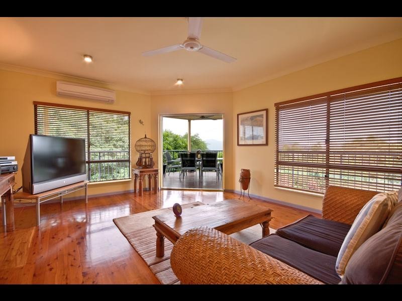 8 Philp Close, Kanimbla QLD 4870