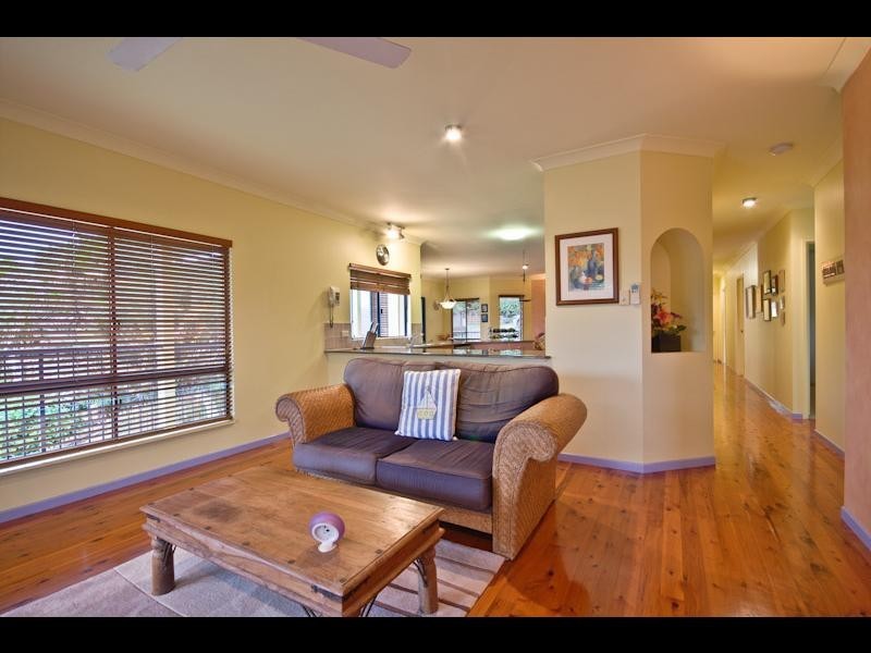 8 Philp Close, Kanimbla QLD 4870