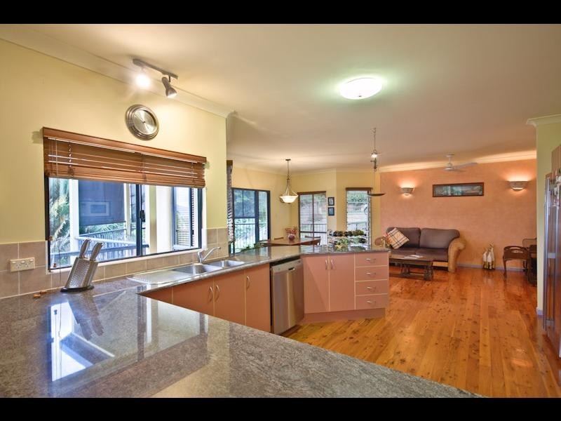 8 Philp Close, Kanimbla QLD 4870