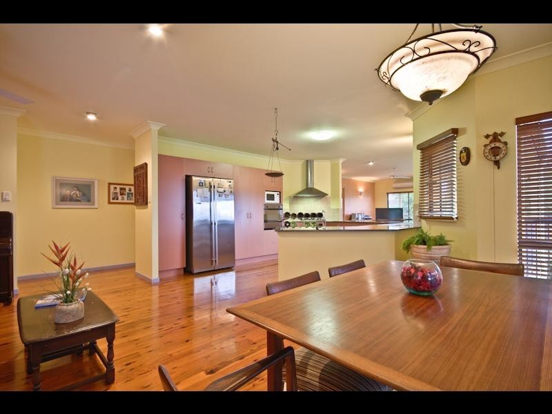 8 Philp Close, Kanimbla QLD 4870