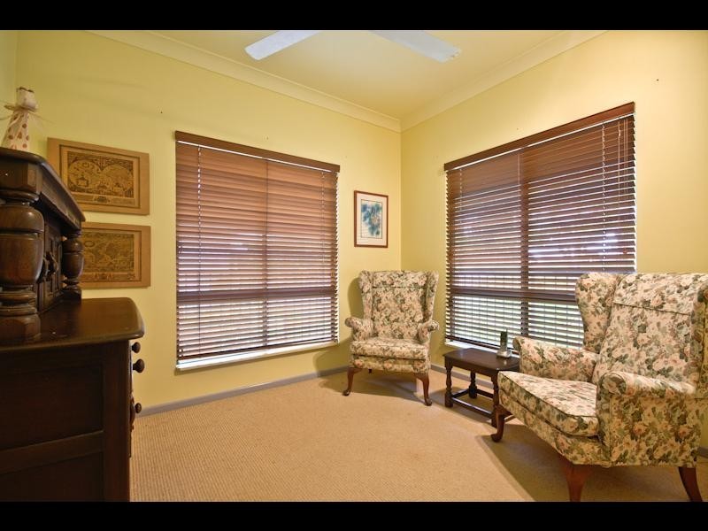 8 Philp Close, Kanimbla QLD 4870