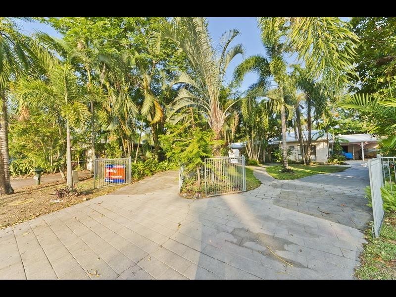 1 Wallum Close, Holloways Beach QLD 4878