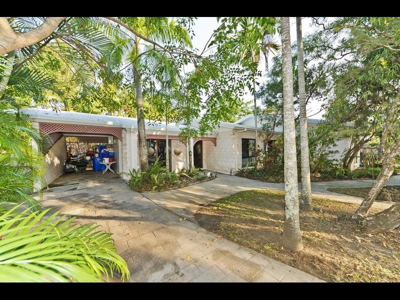 1 Wallum Close, Holloways Beach QLD 4878