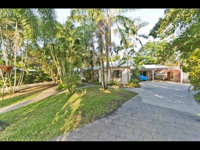 1 Wallum Close, Holloways Beach QLD 4878