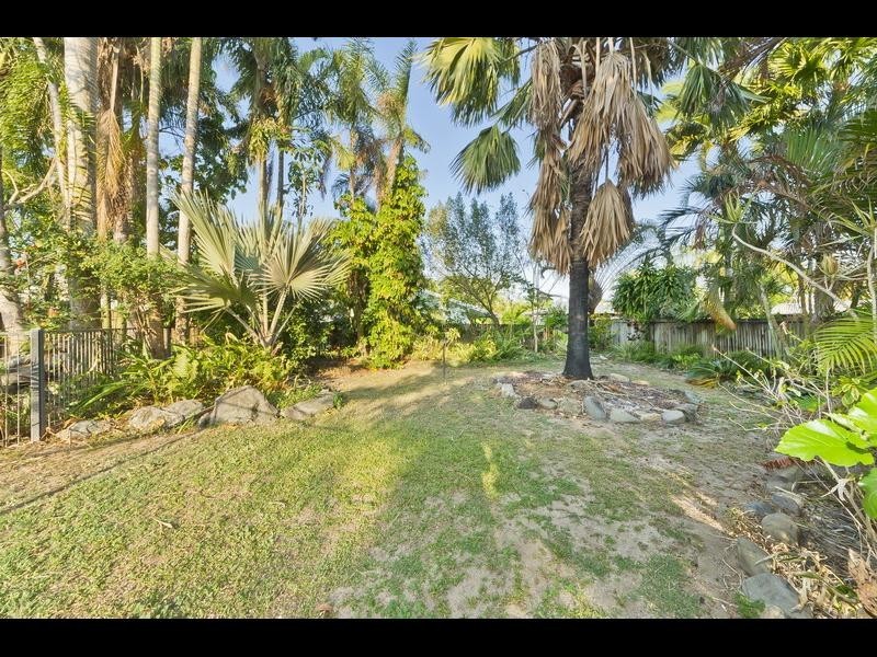 1 Wallum Close, Holloways Beach QLD 4878