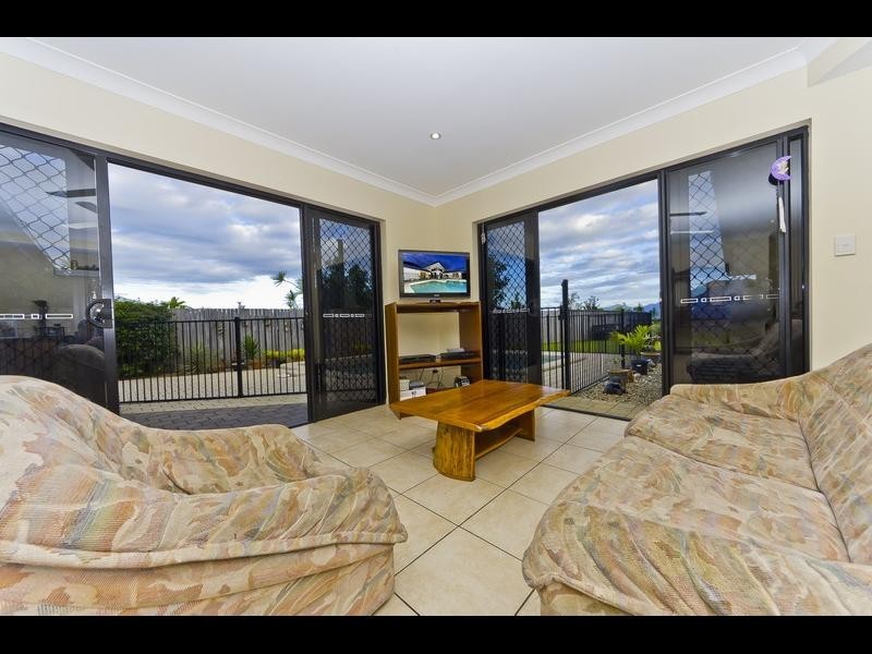 25 Pelling Close, Kanimbla QLD 4870