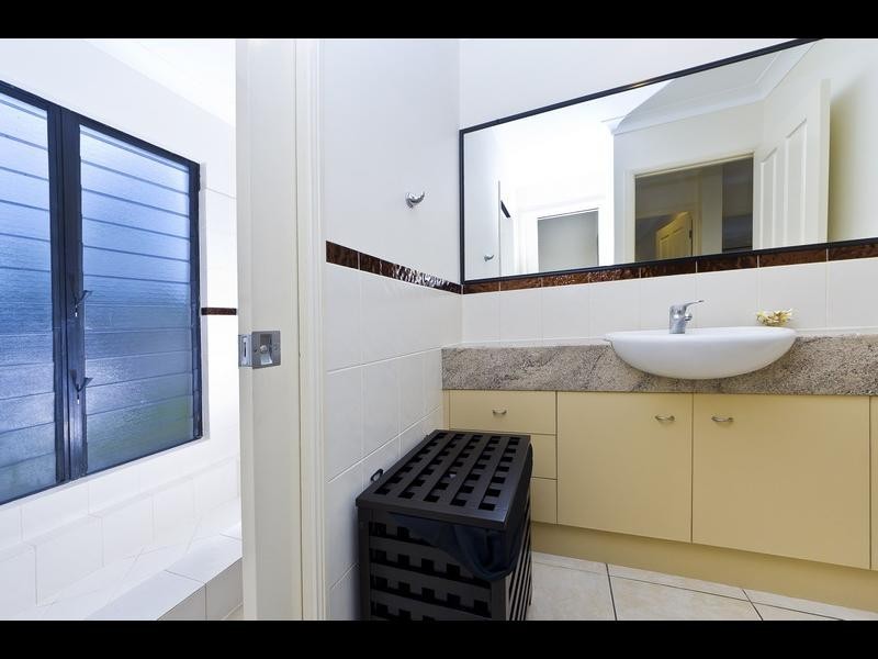 25 Pelling Close, Kanimbla QLD 4870