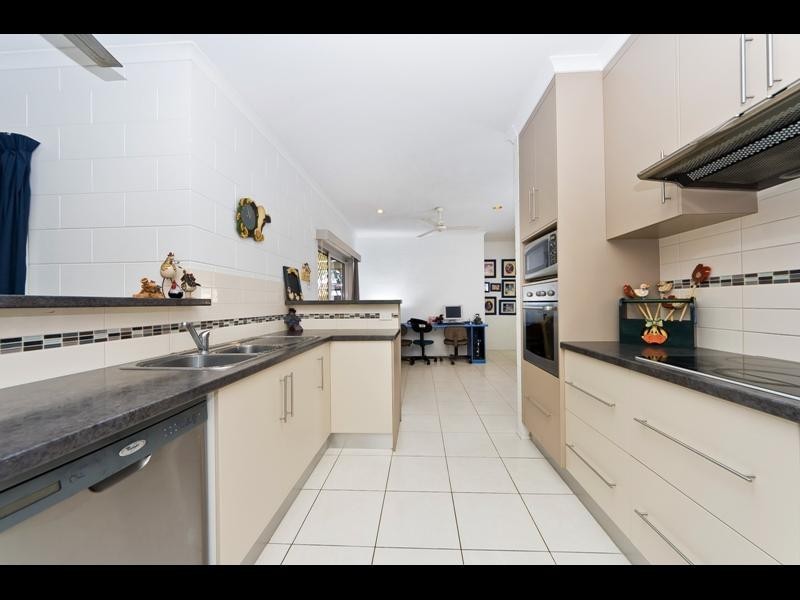 3 Summer Hill Drive, Mooroobool QLD 4870