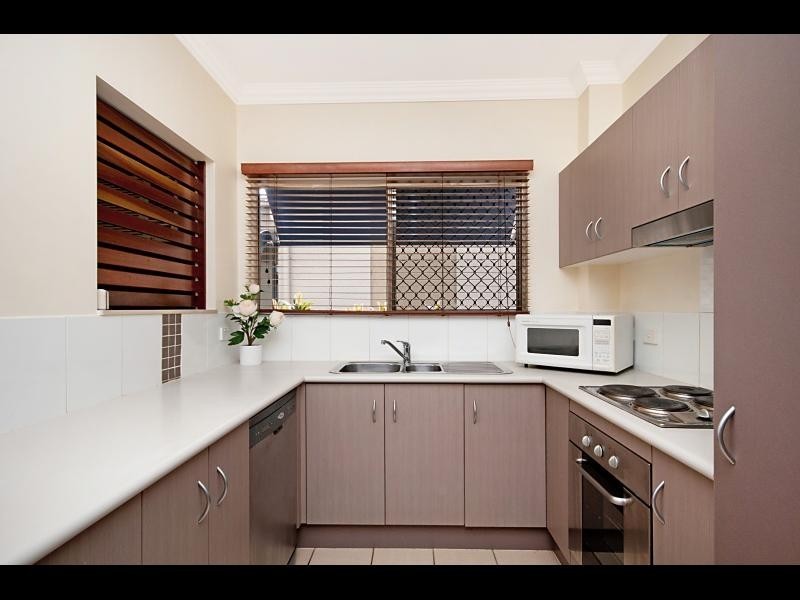 203/2-8 Centenary Close, Manoora QLD 4870