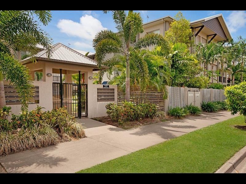 203/2-8 Centenary Close, Manoora QLD 4870