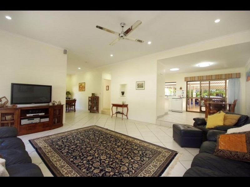 6 Forum Close, Mooroobool QLD 4870