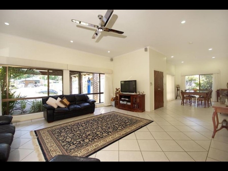 6 Forum Close, Mooroobool QLD 4870