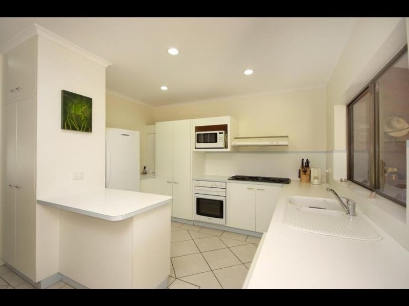6 Forum Close, Mooroobool QLD 4870