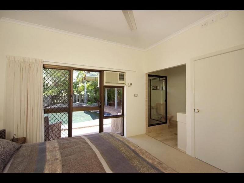 6 Forum Close, Mooroobool QLD 4870