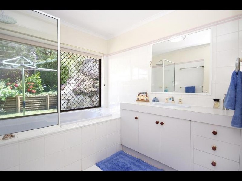 6 Forum Close, Mooroobool QLD 4870
