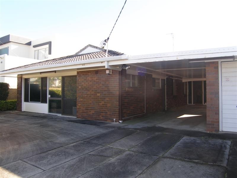 11 Cleland Crescent, Broadbeach Waters QLD 4218