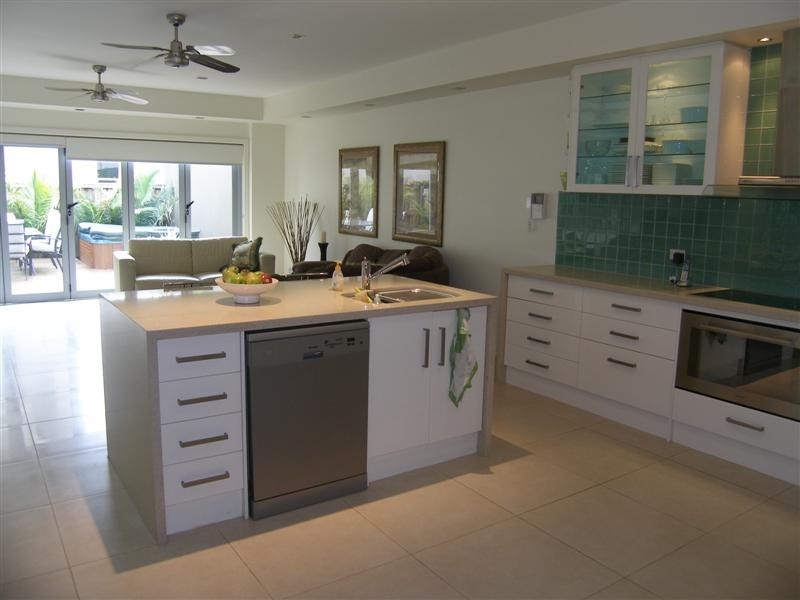 2/6 Anembo Street, Chevron Island QLD 4217