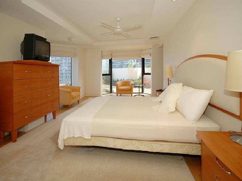 3 HANLAN STREET, Surfers Paradise QLD 4217