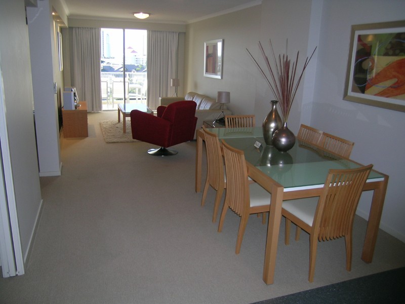 392 21 Cypress Avenue, Surfers Paradise QLD 4217