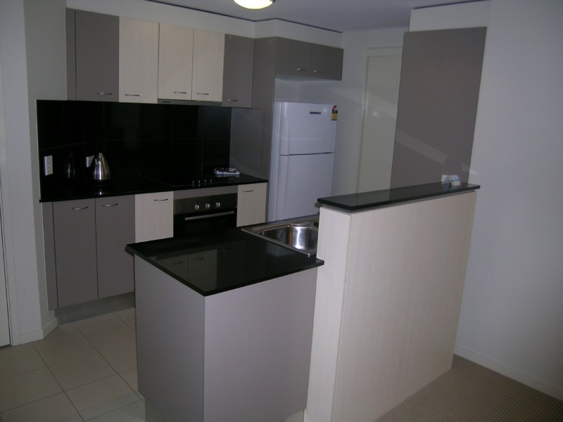 392 21 Cypress Avenue, Surfers Paradise QLD 4217