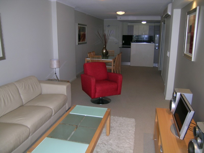 392 21 Cypress Avenue, Surfers Paradise QLD 4217