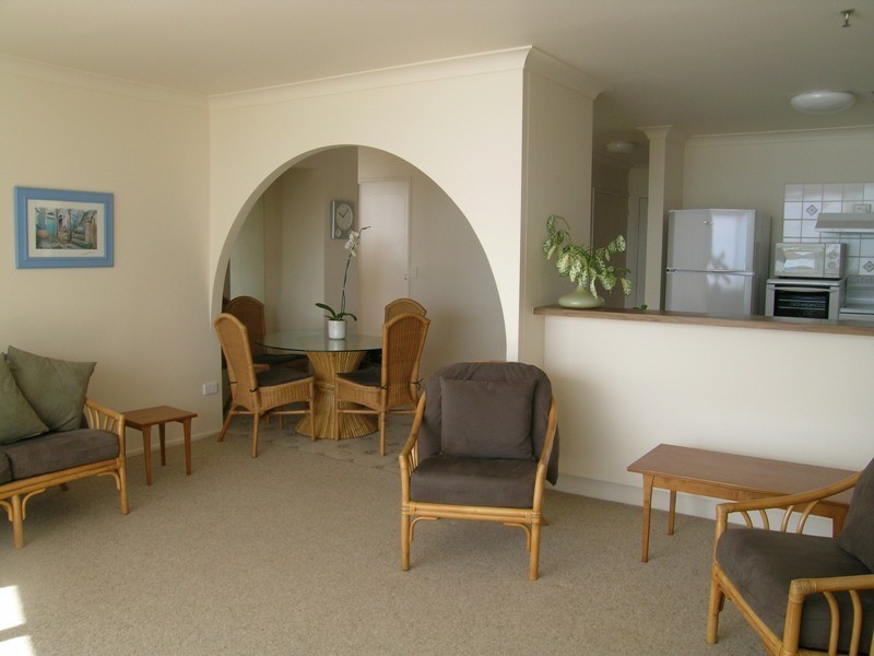 113 “Focus on Paradise” 114 The Esplanade, Surfers Paradise QLD 4217