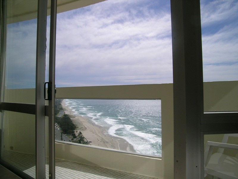 113 “Focus on Paradise” 114 The Esplanade, Surfers Paradise QLD 4217