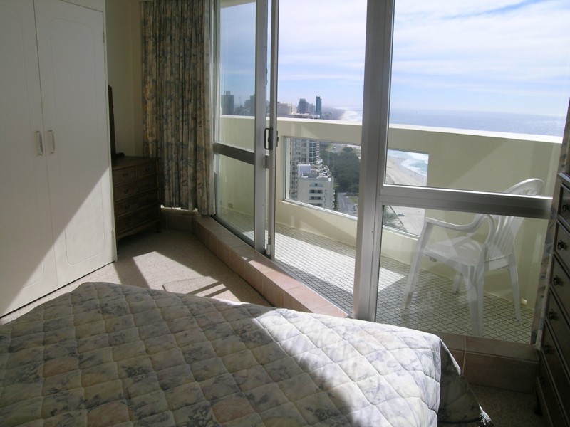 113 “Focus on Paradise” 114 The Esplanade, Surfers Paradise QLD 4217