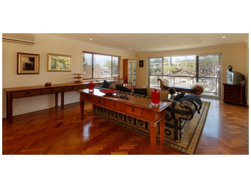 16 Etna Street, Isle Of Capri QLD 4217