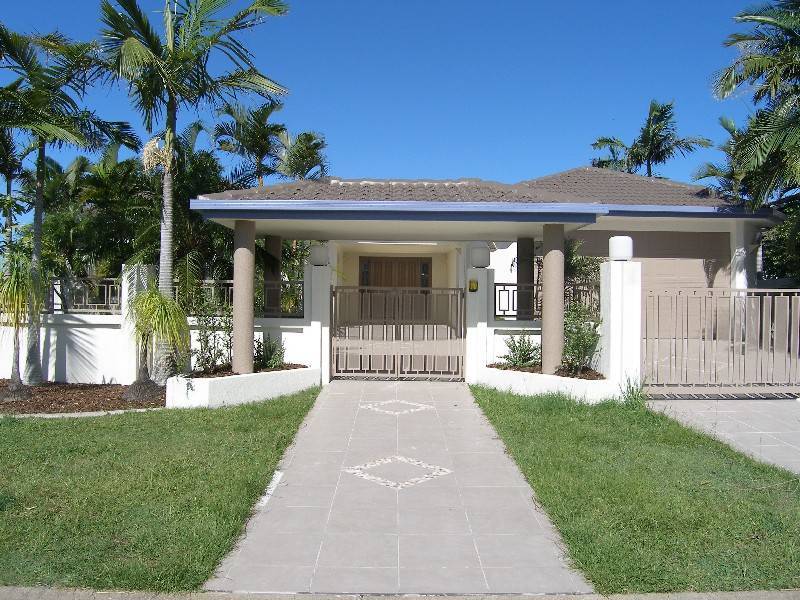 118  Edinburgh Drive, Benowa QLD 4217