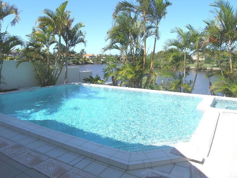 118  Edinburgh Drive, Benowa QLD 4217