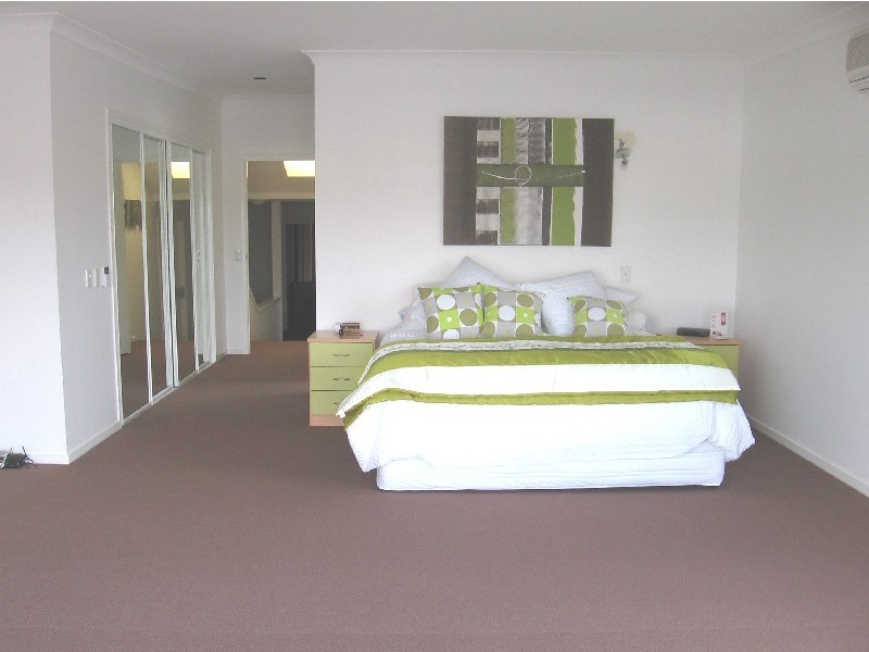 2/8 Holborow Close, Surfers Paradise QLD 4217
