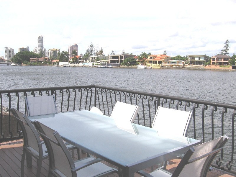 2/8 Holborow Close, Surfers Paradise QLD 4217