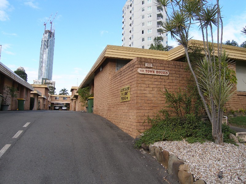 3 Townhouse, 11 Peninsular Drive, Surfers Paradise QLD 4217