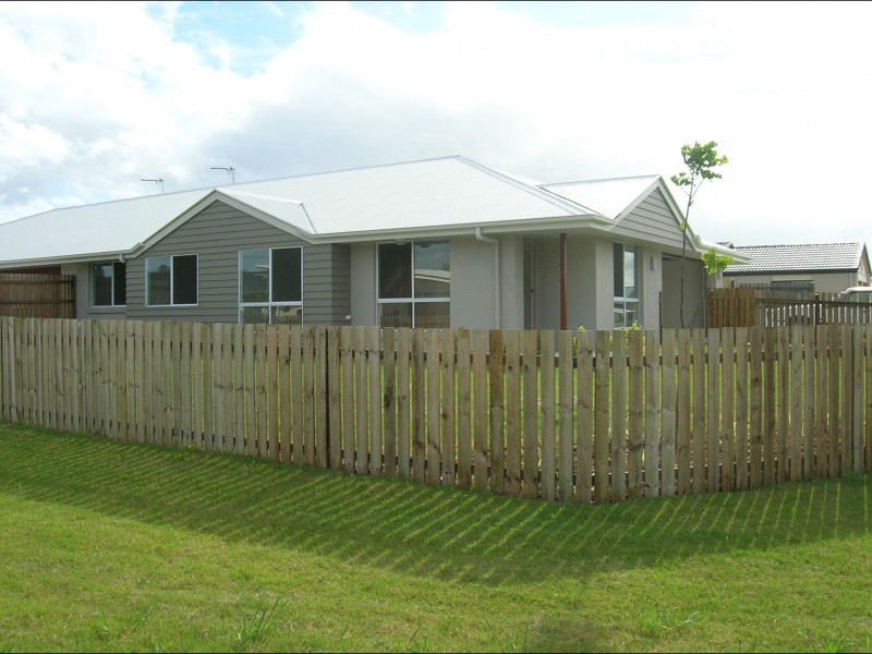 1/12 Yarrilee Circuit, Dundowran QLD 4655