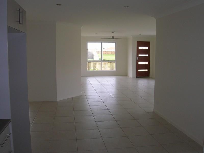 1/12 Yarrilee Circuit, Dundowran QLD 4655
