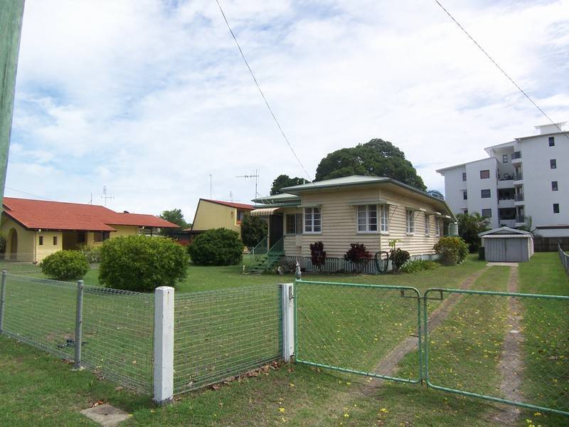 12 Hibiscus Street, Urangan QLD 4655